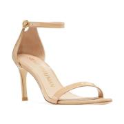 Verhoog je schoenenspel met Nunakedstraight Sandal Stuart Weitzman , B...