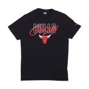 NBA Script Tee Chibul - Zwart/Rood New Era , Black , Heren