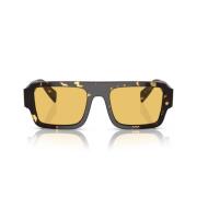 Stijlvolle zonnebril met facetgeslepen ontwerp Prada , Black , Unisex