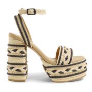 Raffia sandalen met enkelband met zij metalen gesp en 13 cm hak. Casta...