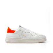 Klassieke witte leren sneakers met oranje inzetstukken RUN OF , White ...