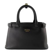 Zwarte leren schoudertas gesp Prada , Black , Dames