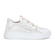 Dames witte sportieve schoenen op een dikke zool Kazar Studio , White ...