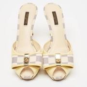 Pre-owned Fabric sandals Louis Vuitton Vintage , Beige , Dames