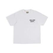 Witte Souvenir Tee met Gedurfde Grafische Print Gallery Dept. , White ...