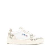 Witte Veterschoenen met Geperforeerde Neus Autry , White , Dames