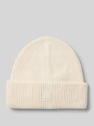 'Beanie met labelbadge