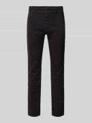 Slim fit chino met ceintuurlussen.