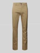 Slim fit chino met ceintuurlussen.