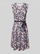 Knielange jurk met plooien en strikceintuur