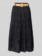 Midirok met broderie anglaise en riem