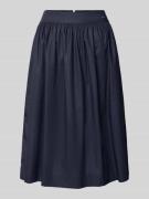 Knielange rok met labeldetail