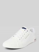 Lage sneakers met labeltape op de schacht