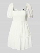 Mini-jurk in laagjeslook met vierkante hals