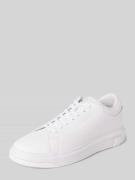 Sneakers met vetersluiting en labeldetails