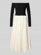 Cocktailjurk met carmenhals, model 'Savannah'