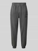 Tapered fit sweatpants met labelstitching