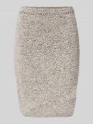 Knielange rok in bouclélook