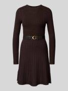 Knielange jurk met tailleriem