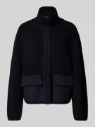 Gebreid jack van scheerwol met opstaande kraag en klepzakken