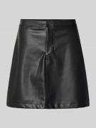 Licht uitlopende rok in leerlook met knoopsluiting