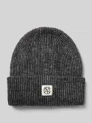 Beanie met alpaca en labelpatch