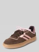 Lage sneakers van suède in streetstyle