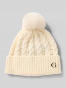 Gebreide muts met labelapplicatie