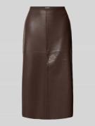 Uitlopende midirok in gladleerlook