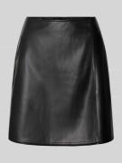 Minirok in leerlook, model 'Reana cosmic'