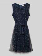 Getailleerde mesh jurk en strikceintuur