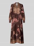 Maxi-jurk van satijn met strikceintuur