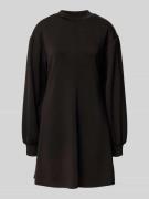 Knielange jurk met labeldetail