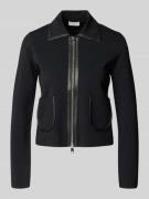 Gebreid jack met platte kraag.