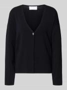 Gebreid jack met knoopsluiting.