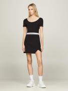 NU 20% KORTING: Tommy Jeans Curve Blousejurk TJW LOGO TAPE FIT & FLARE...