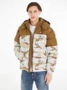 NU 20% KORTING: TOMMY JEANS Gewatteerde jas TJM CLBK AOP ALASKA PUFFER